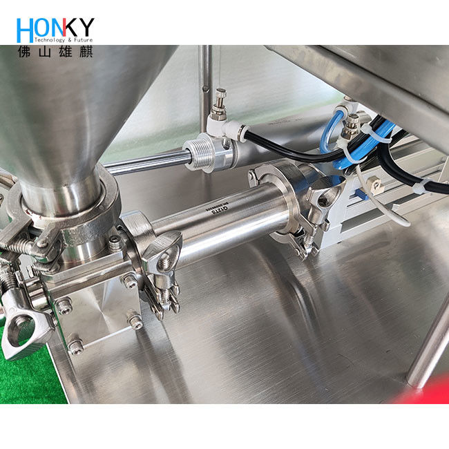 Masaüstü taşıyıcı kullanan küçük parti Beyaz kremli şişe doldurma makinesi Kozmetik ambalajlama için yüksek hassasiyetli seramik piston pompası ile