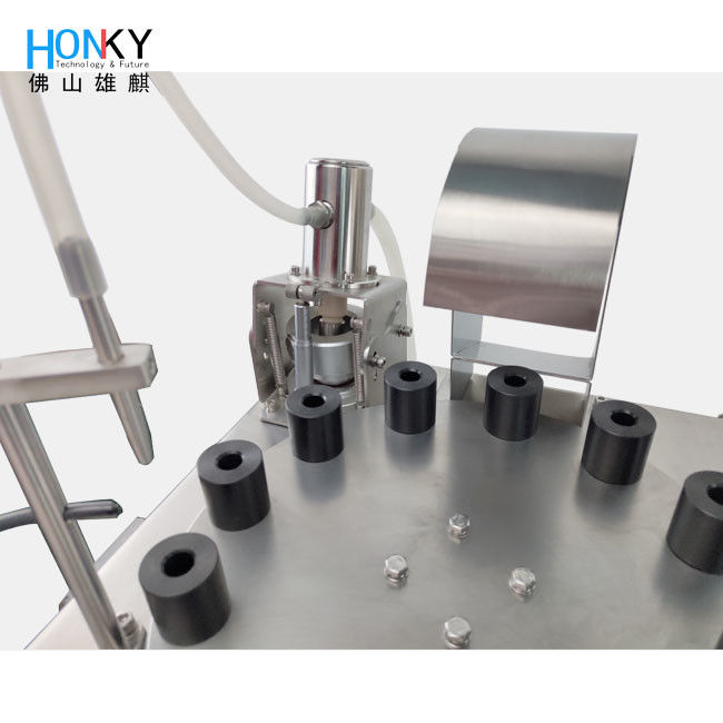Masaüstü Yarım Otomatik Şişe Doldurma Makinesi Yüksek Hassasiyetli Seramik Pompa ile 0.6-6ml Aralık 30-40BPM Hız